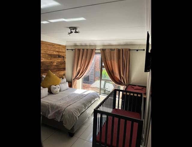 2 BEDROOM TOWNHOUSE FOR SALE IN RAVENSWOOD